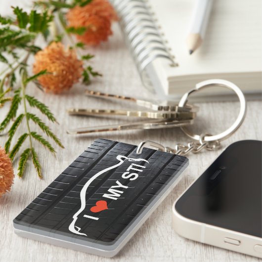 私はタイヤの踏面が付いている私のSTIの白いシルエットを愛します キーホルダー (正面右)