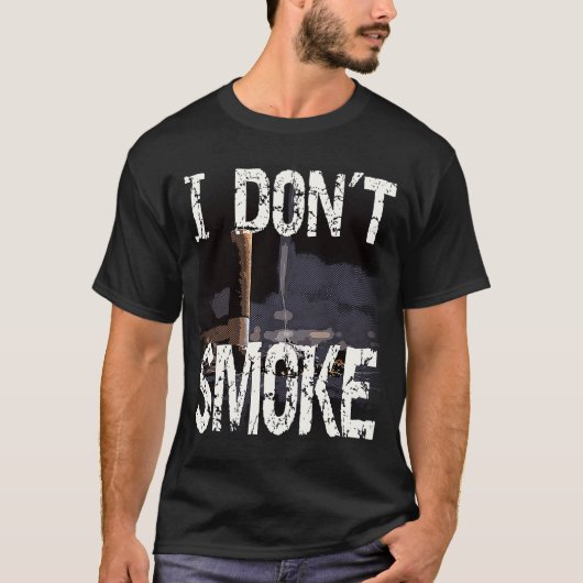 私はタバコを吸わないユーモアのある喫煙ことわざ Tシャツ (正面)