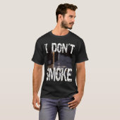 私はタバコを吸わないユーモアのある喫煙ことわざ Tシャツ (正面フル)