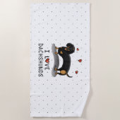 私はダックスフント(黒とタン)かわいい犬が大好き ビーチタオル (正面)