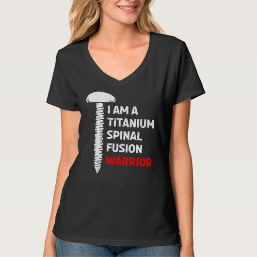 私はチタン脊椎融合戦士の脊椎手術だ Tシャツ (正面)