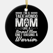 私はテコンドーのママで、普通のママ武術アートみたいな セラミックオーナメント (正面)