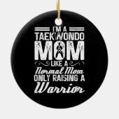 私はテコンドーのママで、普通のママ武術アートみたいな セラミックオーナメント (裏面)