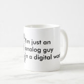 私はデジタル世界のちょうどアナログの人です コーヒーマグカップ (正面右)