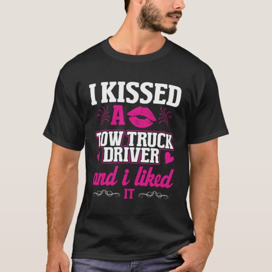 私はトラックの運転手の妻の女性のギフトおもしろいにキスした Tシャツ (正面)