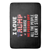 私はトランプが大好きだ。彼は私が知っている人々を怒らせるからだ バスマット (正面縦)