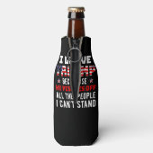 私はトランプが大好きだ。彼は私が知っている人々を怒らせるからだ ボトルクーラー (ボトル裏面)