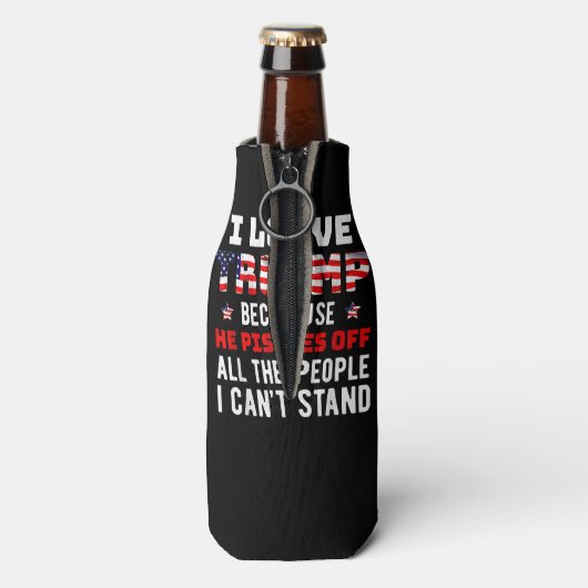 私はトランプが大好きだ。彼は私が知っている人々を怒らせるからだ ボトルクーラー (ボトル裏面)