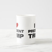 私はトランプ大統領ハートを愛する ボーンチャイナマグカップ (正面)