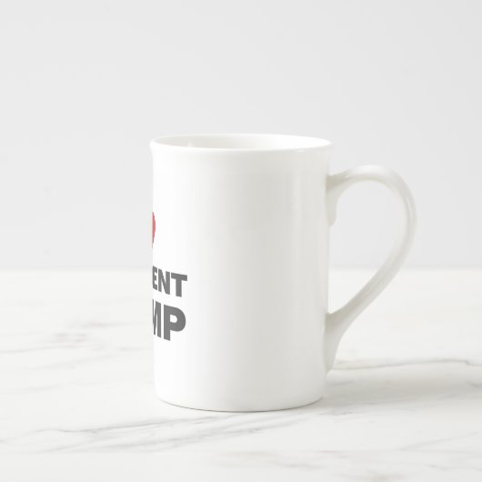 私はトランプ大統領ハートを愛する ボーンチャイナマグカップ (右)