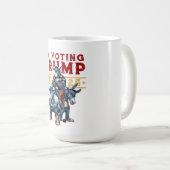 私はトランプ2024に投票している コーヒーマグカップ (正面右)