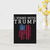 私はトランプ・プロトランプ・サポーターと立つ カード (黄色い花)