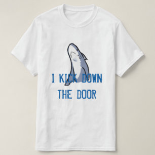 私はドアの下で蹴ります Tシャツ