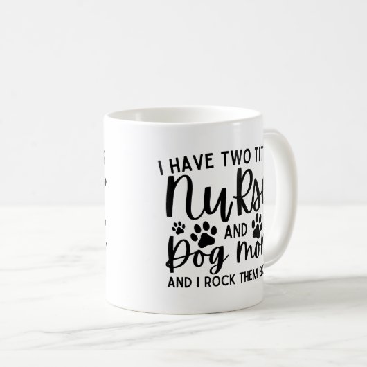 私はナースと犬の母の2つのタイトルを持っている コーヒーマグカップ (正面右)