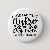 私はナースと犬の母の2つのタイトルを持っている 缶バッジ (正面)