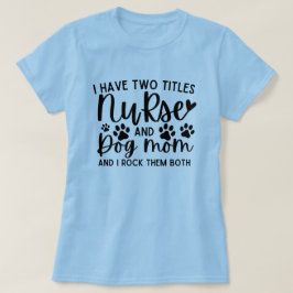 私はナースと犬の母の2つのタイトルを持っている Tシャツ
