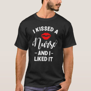 私はナース夫ボーイフレンドナース妻にキス Tシャツ