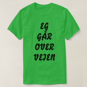 私はノルウェーグリーンで道路を渡っている Tシャツ
