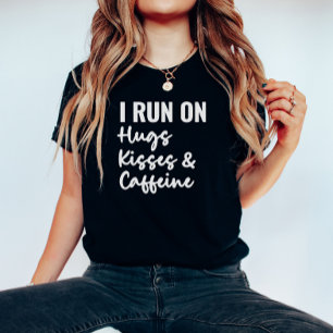 私はハ走グのキスとカフェインのシャツを着ている Tシャツ