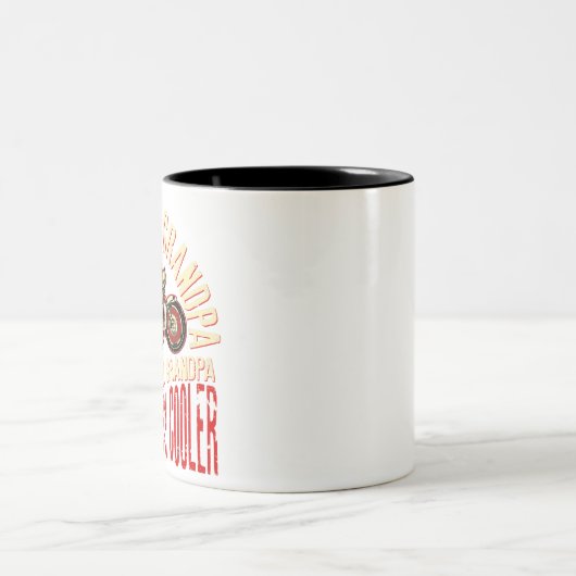 私はバイクもしくは自転車に乗る人おじいちゃんTシャツ – おじいちゃんバイクもしくは自転車に乗る人ギ ツートーンマグカップ (中央)