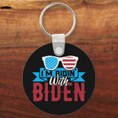 私はバイデン氏に夢中だ キーホルダー (裏面)