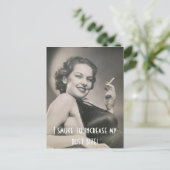 私はバストサイズを増やすためにタバコを吸う! ポストカード (スタンド正面)