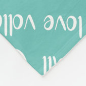 私はバレーボールのタイポグラフィパターン任意の色が大好き フリースブランケット (角)