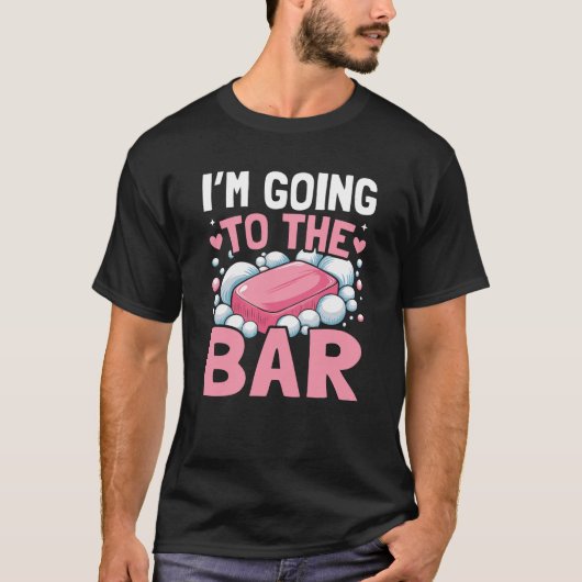 私はバーへ行く – 石鹸づくり Tシャツ (正面)