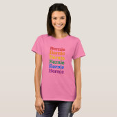 私はバーニー・サンダースと立つ – LGBT for Bernie Sand Tシャツ (正面フル)