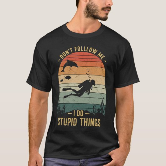 私はバ後を追カな事でダイビングすおもしろいる Tシャツ (正面)