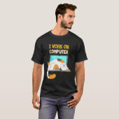 私はパソコンで働くおもしろい猫好きキッテン子猫 Tシャツ (正面フル)