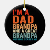 私はパパおじいちゃん素晴らし何も私の父を怖がらない セラミックオーナメント (裏面)