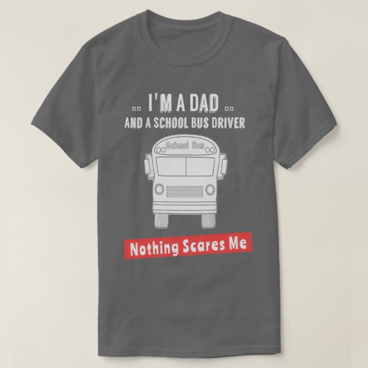 私はパパとスクールバスの運転手で何も怖くない Tシャツ (デザイン正面)