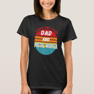 私はパパと郵便局員の二名を持っている Tシャツ