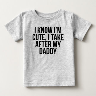 私はパパの後を取って可愛い ベビーTシャツ