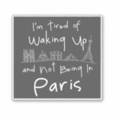 私はパリにいなくて目を覚ますのに疲れている シール (正面)