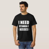 私はビタミンkが必要だ(キス) tシャツ (正面フル)