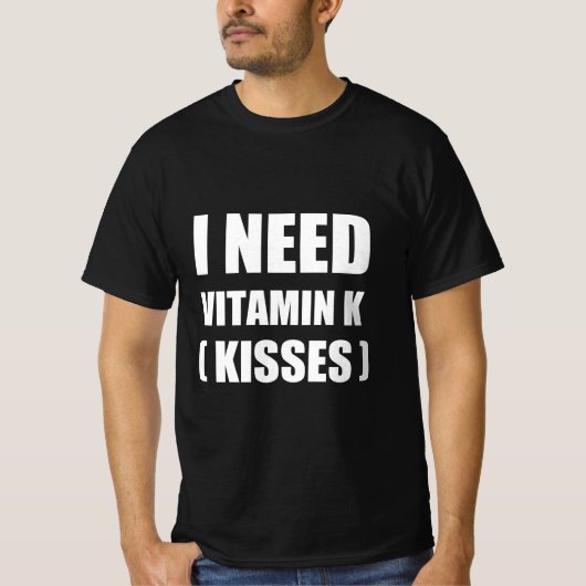 私はビタミンkが必要だ(キス) tシャツ (正面)