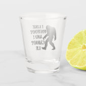 私はビッグフットが好きで嘘をつけない ショットグラス (裏面)