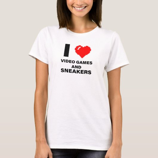 私はビデオゲームとスニーカーが大好き Tシャツ (正面)