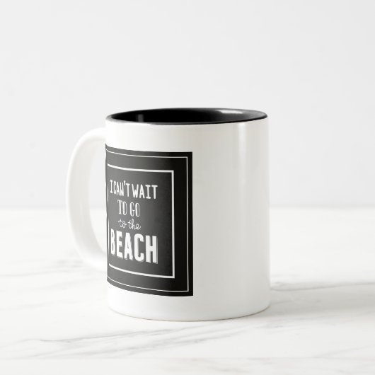 私はビーチに行くために待つことができません ツートーンマグカップ (正面左)