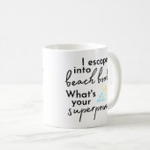 私はビーチ本に乗る コーヒーマグカップ (正面右)