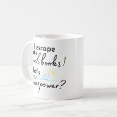 私はビーチ本に乗る コーヒーマグカップ (正面左)