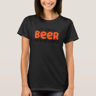 私はビールが好きで、3人くらいはビールが好きだ Tシャツ