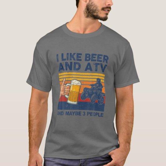 私はビールとATVが好きで、おそらく3人のATVクワッドBiが好き Tシャツ (正面)