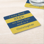 私はビールの海軍と金ゴールドの名を付けただけで飲む スクエアペーパーコースター (アングル)
