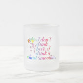 私はビールを飲まない。私は小麦スムージーを飲む。 フロストグラスマグカップ (中央)