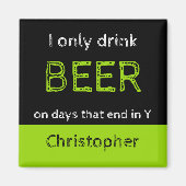 私はビールを飲むだけで黒と緑の名前を付けた マグネット (正面)