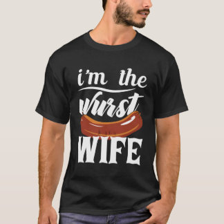 私はビールドイツソーセージを飲む最もおもしろい若い妻だ Tシャツ