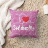 私はピンクのプール水で泳ぐ赤いハートが大好き クッション (ブランケット)